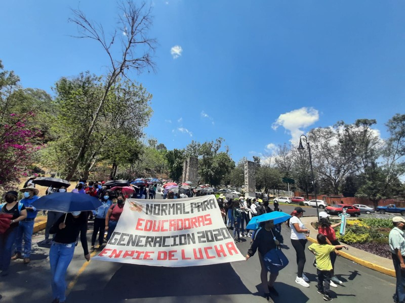 Marcha magisterio michoacano en Morelia en demanda de pagos