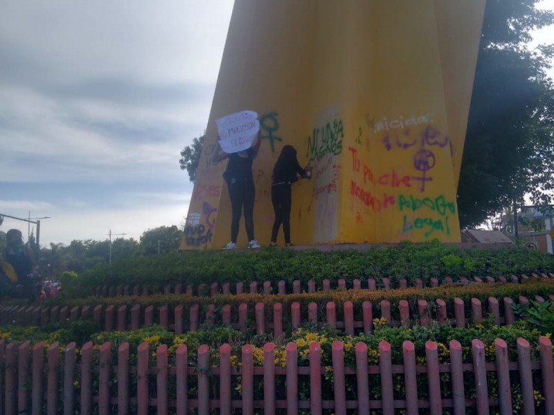 Marcha pacífica feminista termina con pintas en la capital