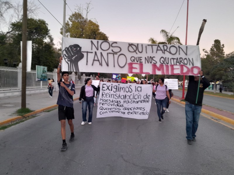 Marcha personal de la Normal de Lerdo: exigen destitución de su directora