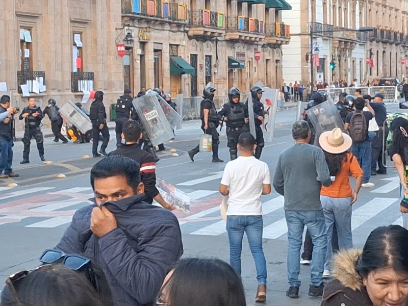 Marcha por Carlos Manzo termina en destrozos y despliegue policial
