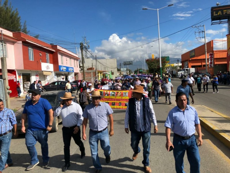 Marcha Sección 22 al Congreso de Oaxaca