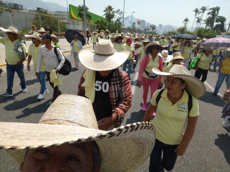 Marchan 1,500 trabajadores; piden cese de violencia en Acapulco