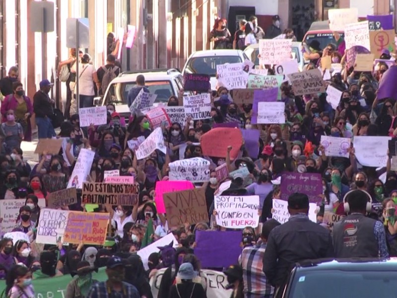 Marchan 2 mil zacatecanas en conmemoración del 8M