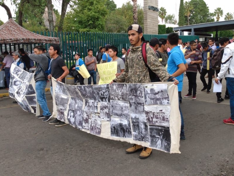 Marchan a 51 años de matanza de Tlatelolco