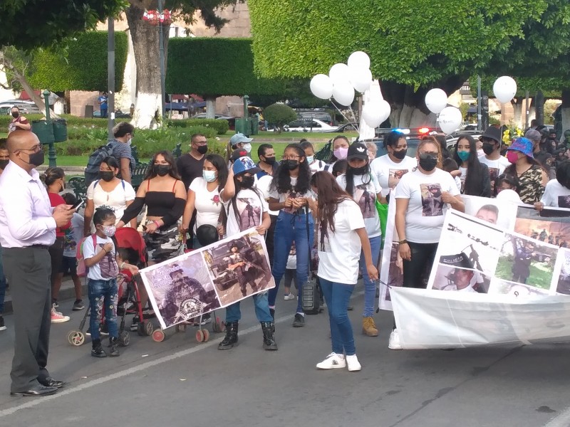 Marchan a dos años de emboscada a policías en Aguililla