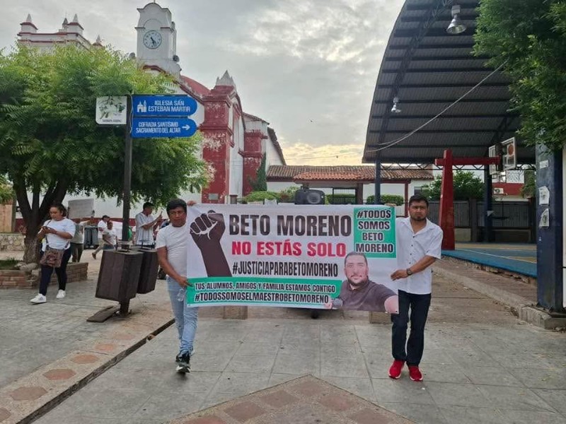 Marchan a favor de maestro detenido por presunto acoso escolar