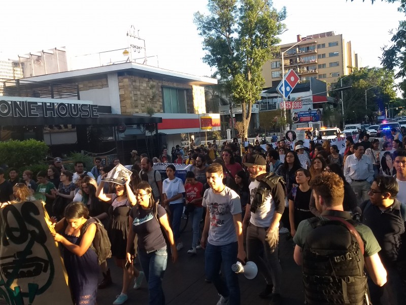 Marchan a un año de desaparición de estudiantes