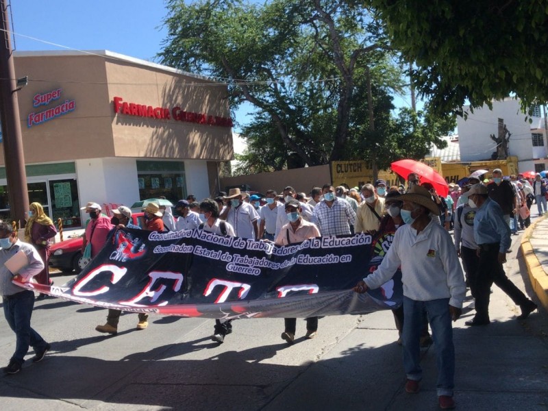Marchan activos y jubilados de la CETEG en Chilpancingo