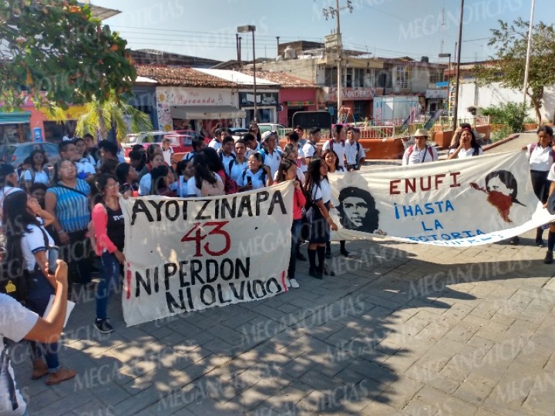Marchan alumnos de la ENUFI en Ixtepec