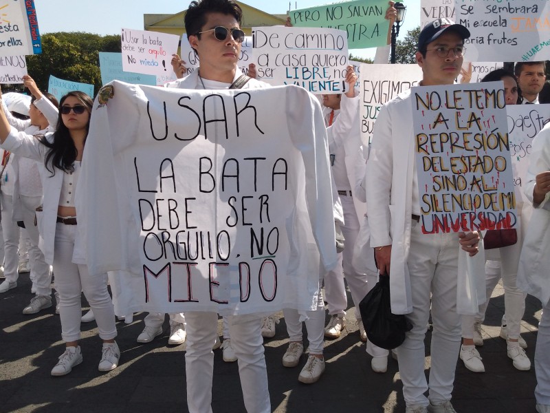 Marchan alumnos de Medicina de la UAEM