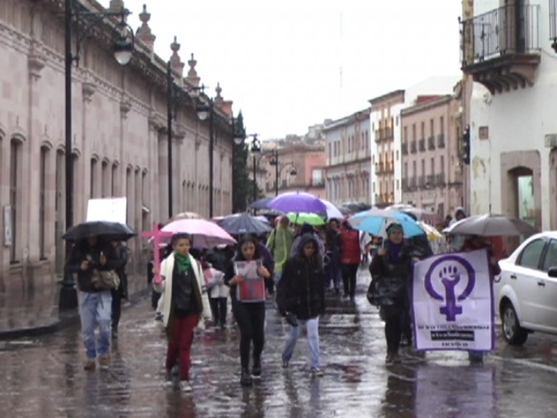 Marchan ante feminicidios a pesar de lluvia
