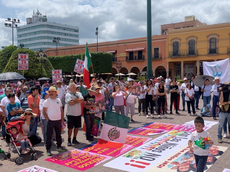 Marchan Asociaciones contra los libros de texto en Guanajuato