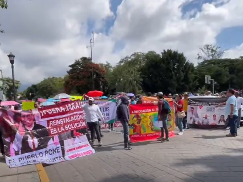 Marchan burócratas del gobierno oaxaqueño, denuncian retención irregular de impuestos