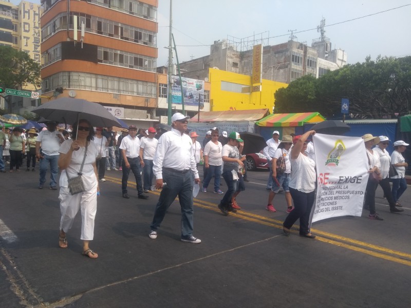 Marchan burócratas y CNTE este 1o mayo