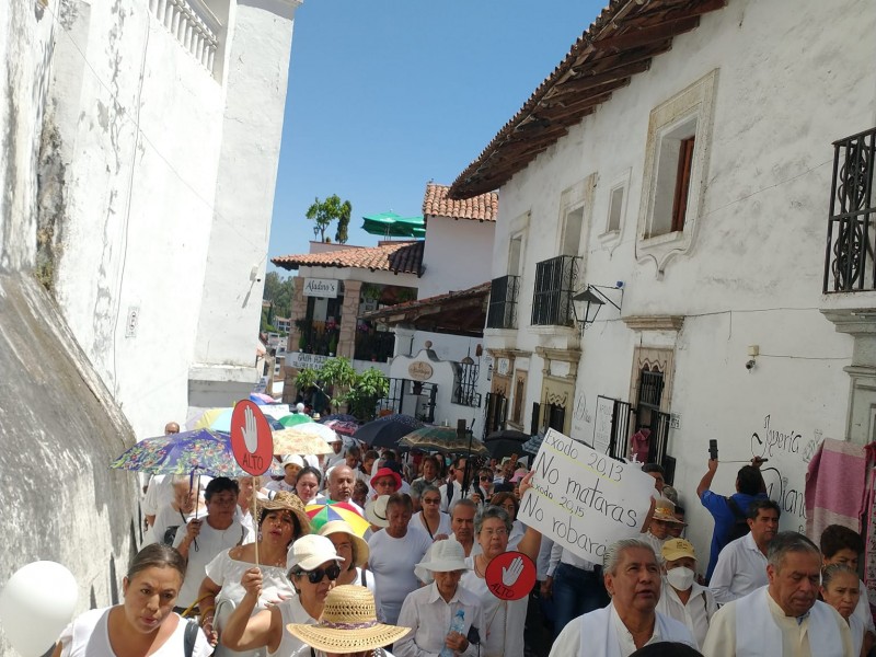Marchan católicos en Taxco para pedir paz