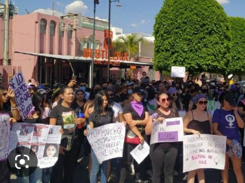 Marchan cerca de 200 mujeres en contra de la violencia.