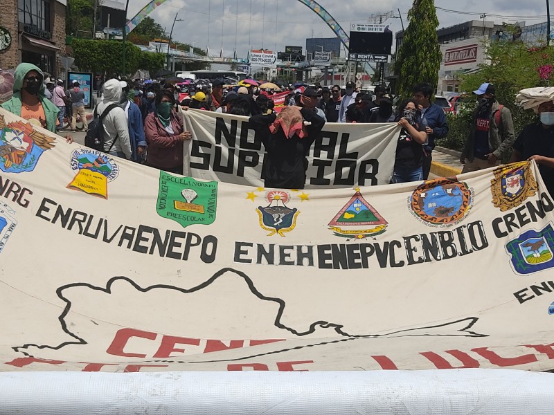 Marchan CNTE y normalistas exigen libertad de 19 estudiantes presos