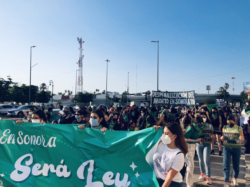 Marchan colectivas por aborto legal y seguro