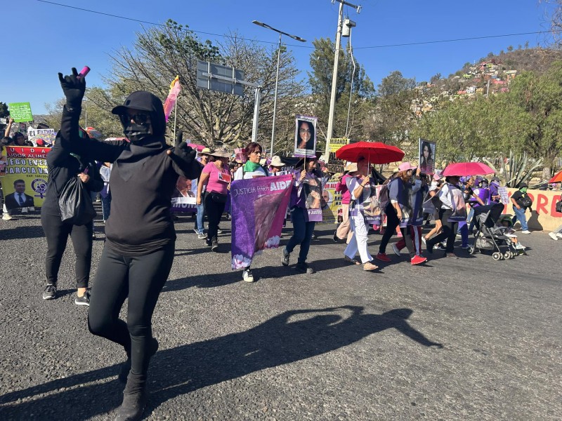 Marchan colectivos feministas por el 8M en Oaxaca