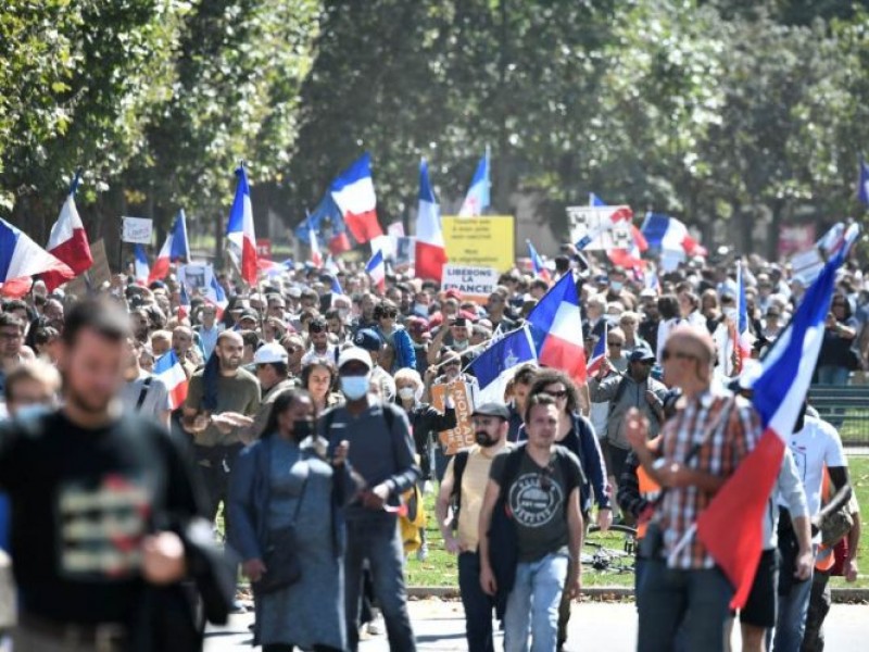 Marchan contra medidas covid en Francia por cuarta semana consecutiva