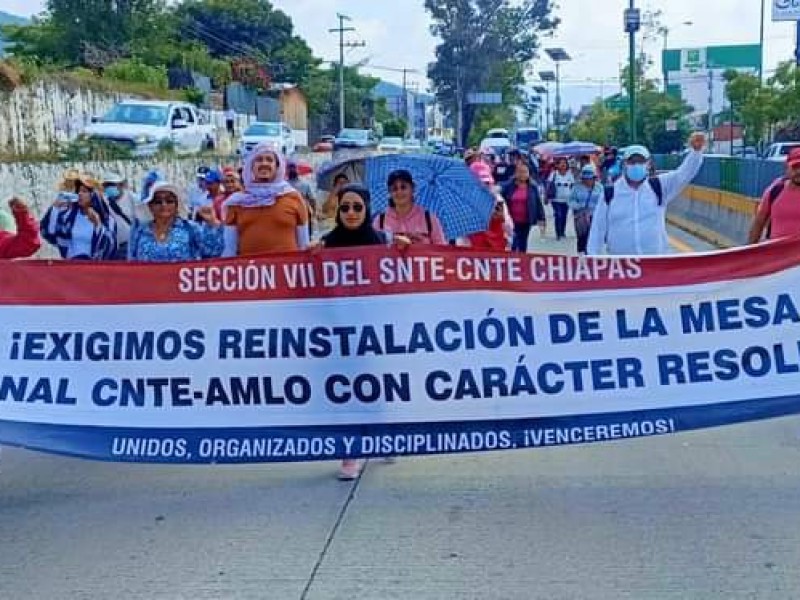 Marchan docentes de la CNTE de Guerrero a CDMX