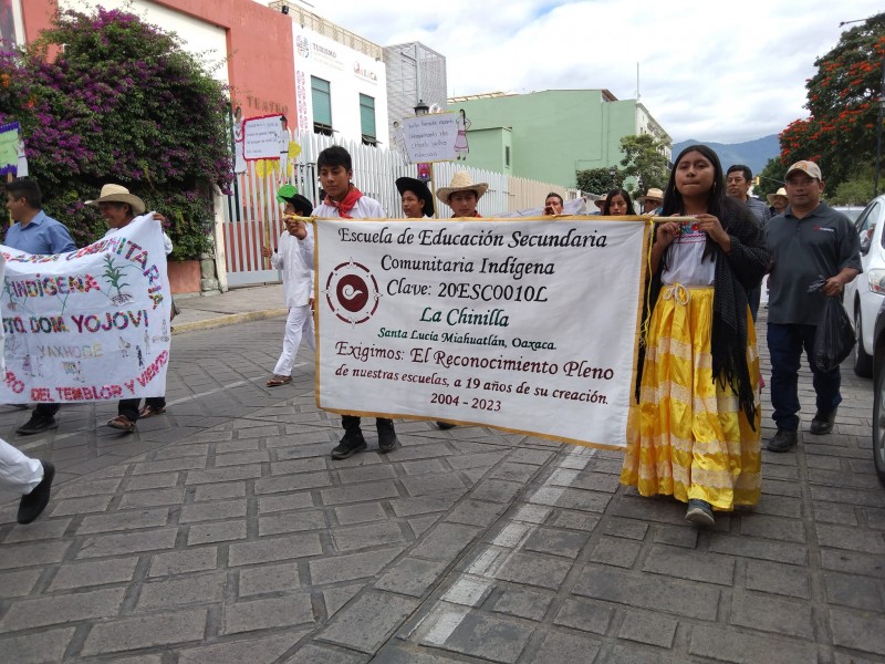 Marchan docentes de secundarias comunitarias oaxaqueñas, exigen reconocimiento oficial