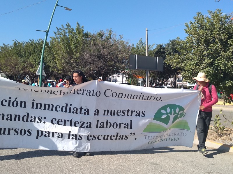 Marchan docentes de Telebachillerato les deben sueldos