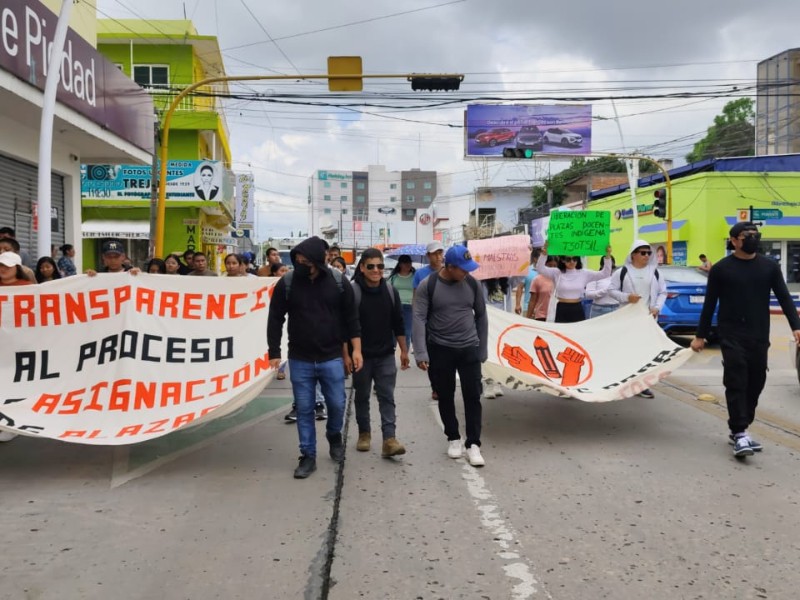 Marchan egresado de Normales del Estado, exigen liberación de plazas