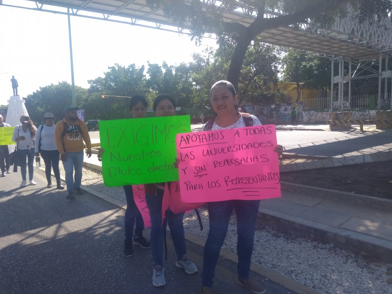 Marchan egresados que no han recibido títulos profesionales