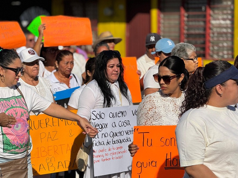 Marchan en Ángel R. Cabada por estilista desaparecido hace 11 días Marchan en Ángel R. Cabada por estilista desaparecido hace 11 días