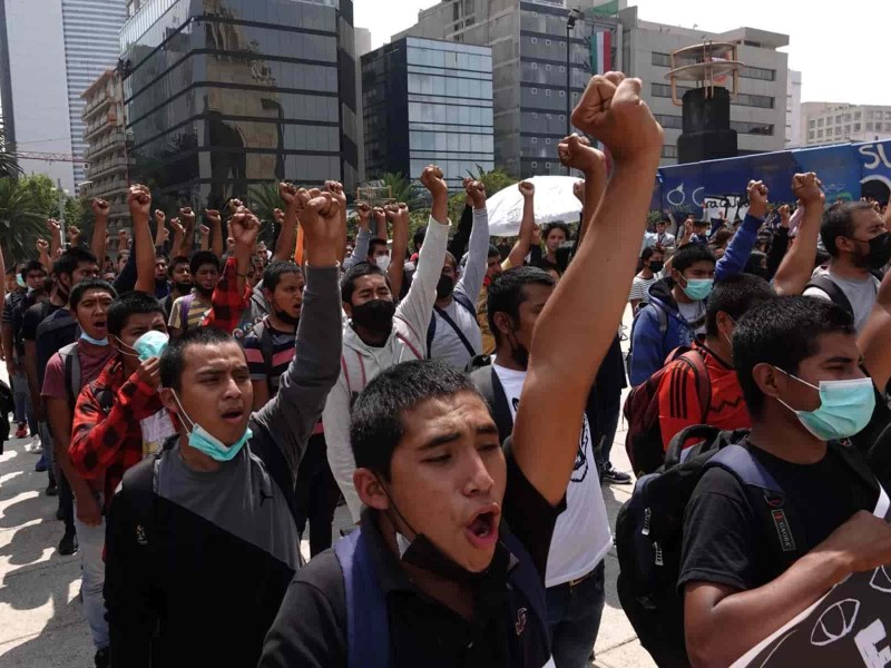 Marchan en CDMX familiares de los 43 estudiantes de Ayotzinapa