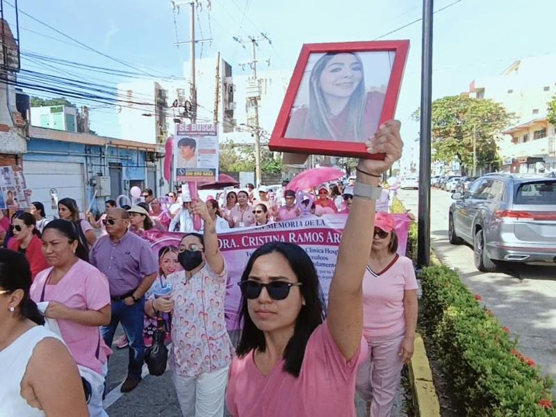 Marchan en Coatzacoalcos para exigir justicia por la doctora Cristina Ramos