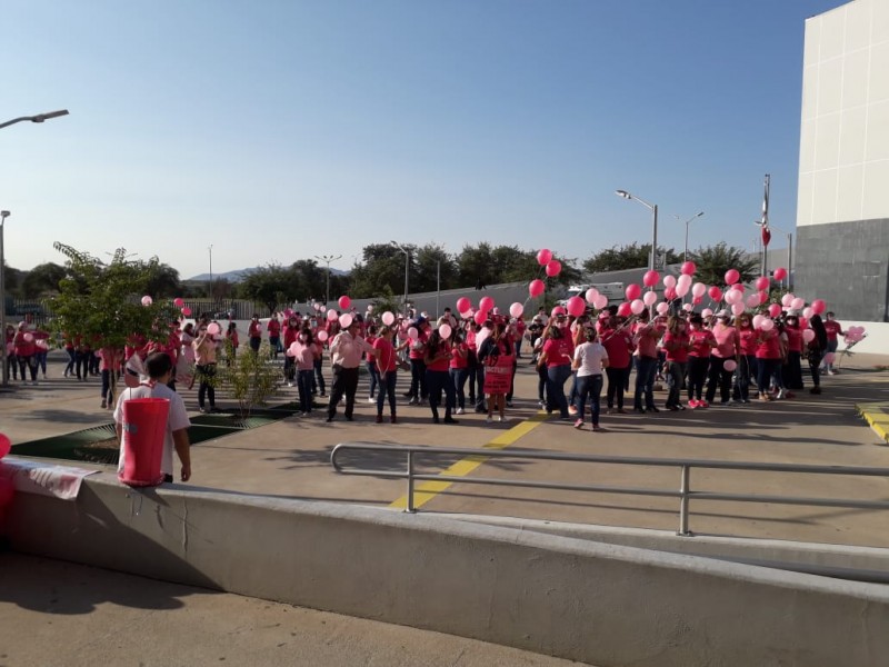 Marchan en conmemoración del día contra el cáncer de mama