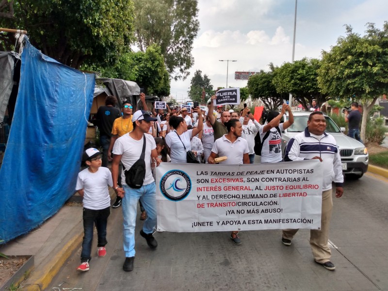 Marchan en contra de casetas de autopista