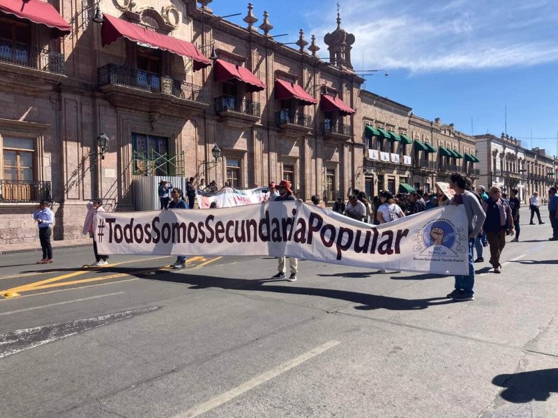 Marchan en defensa de Secundaria Popular 