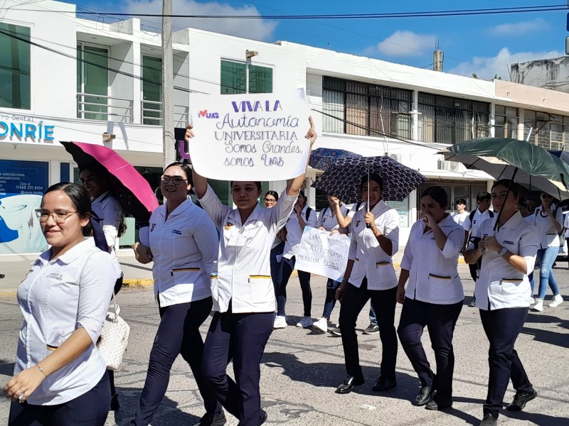 Marchan en defensa del rector de la UAS