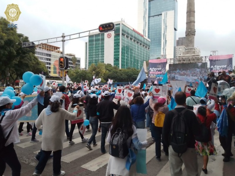 Marchan en favor de la mujer y la vida