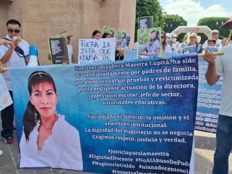 Marchan en favor de maestra Guadalupe 