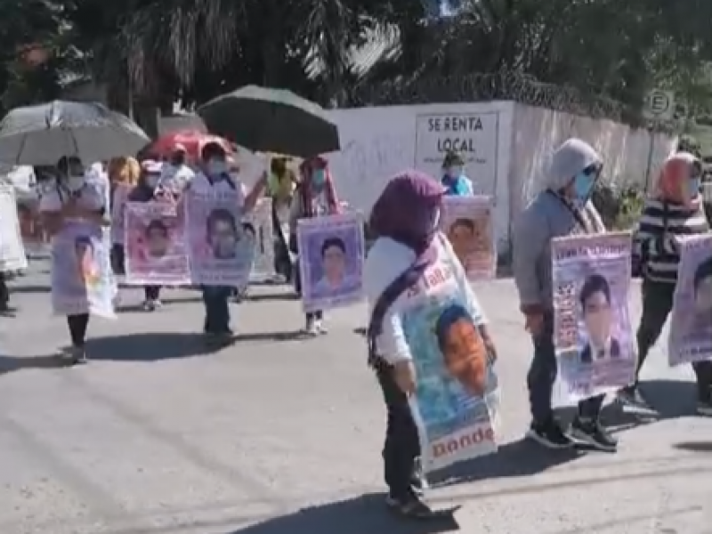 Marchan en Iguala padres de los 43 normalistas de Ayotzinapa