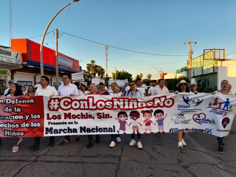 Marchan en Los Mochis en contra de Libros de texto