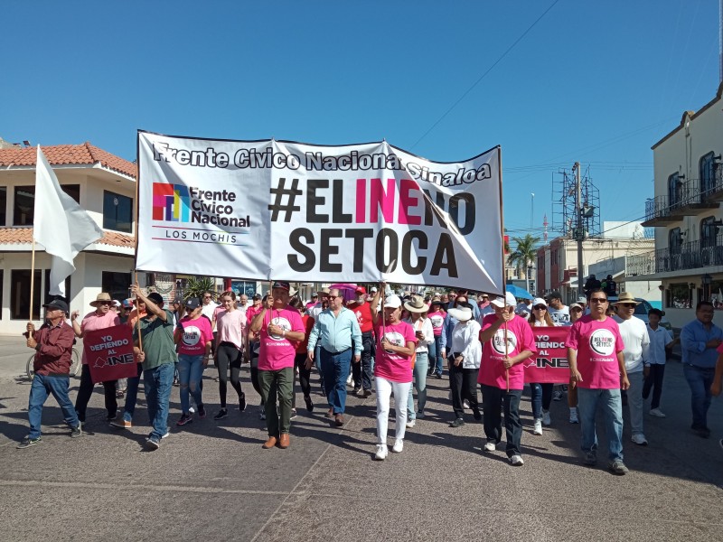 Marchan en Los Mochis en defensa del INE