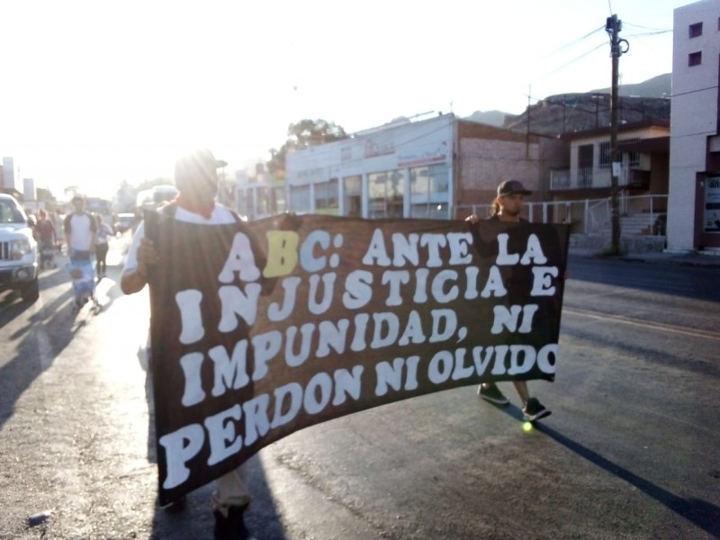 Marchan en memoria de angelitos de ABC