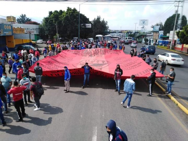 Marchan en Morelia en jornada por normalistas de Ayotzinapa
