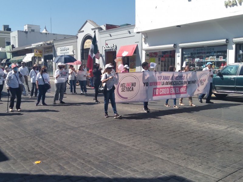 Marchan en Nayarit para defender el INE