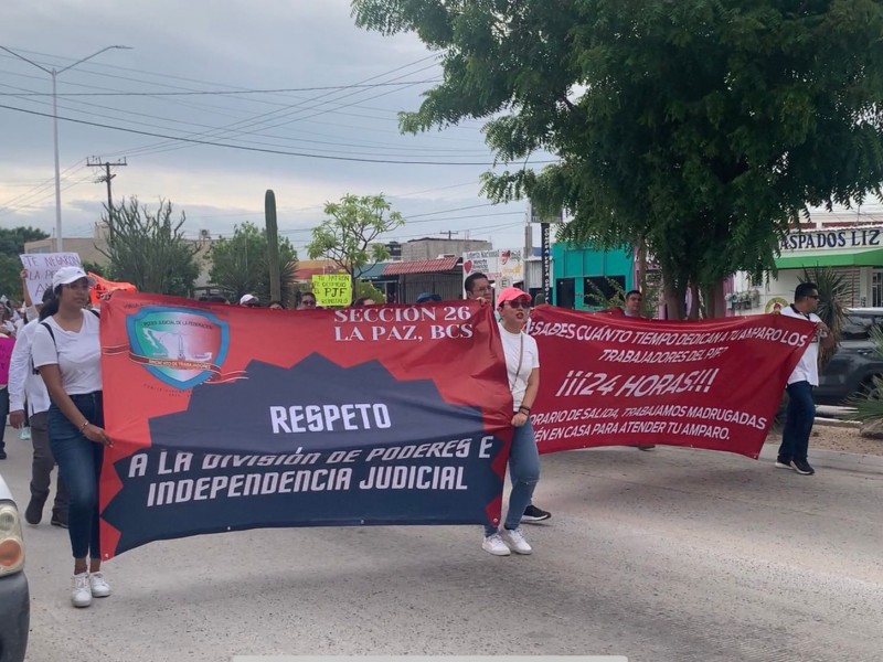 Marchan en protesta trabajadores del poder judicial de la federación