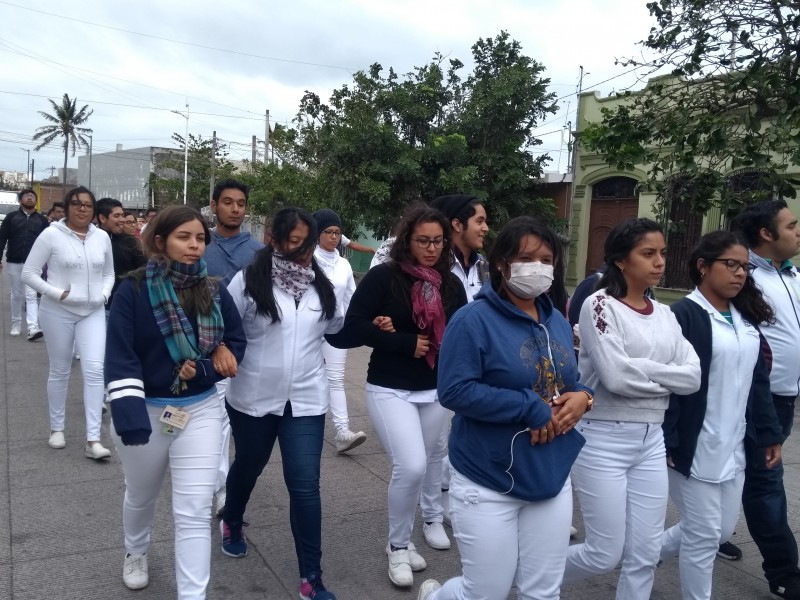 Marchan en silencio estudiantes de la UV