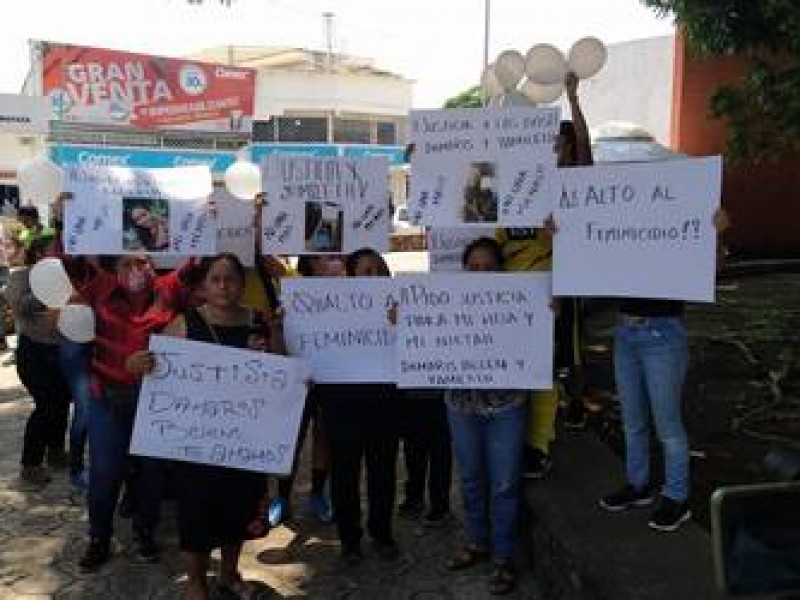 Marchan en Tapachula para exigir esclarecimiento de triple feminicidio