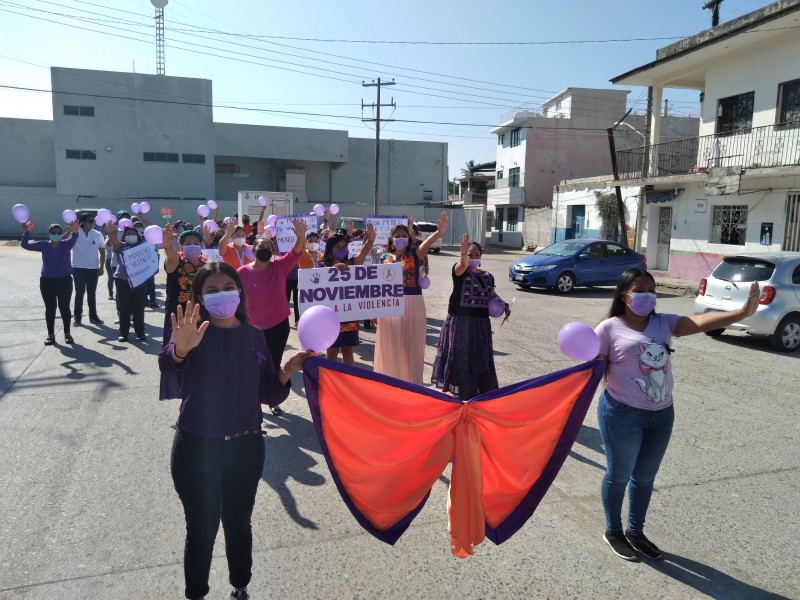 Marchan en Tehuantepec para erradicar la violencia contra la mujer