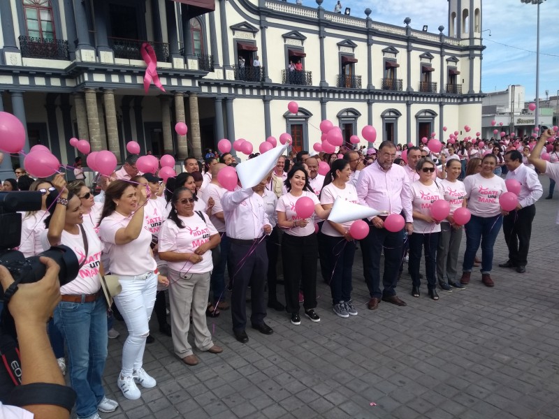 Marchan en Tepic contra el cáncer de mama