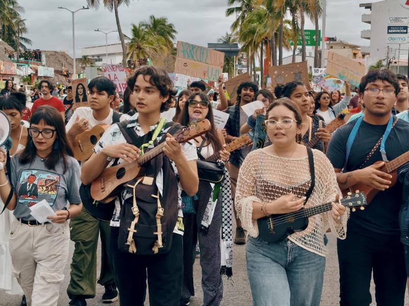 Marchan en Veracruz para frenar obras que amenazan al arrecife La Gallega
